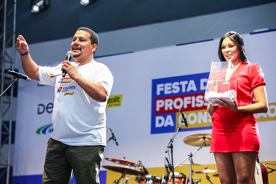 O mestre de obras e influencer Fred no palco da Festa do Profissional da Construção