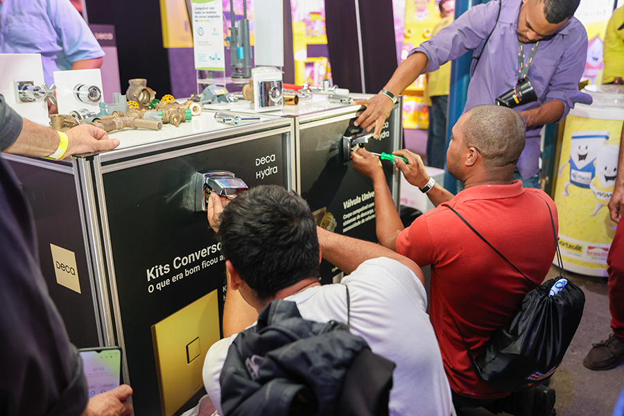 2 Profissionais da Construção no Stand Deca