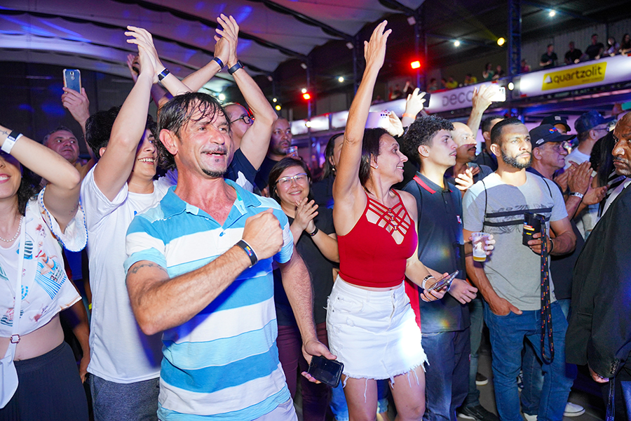 Público dançando na Festa do Profissional da Construção